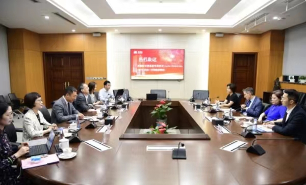 John Edwards, the British Trade Commissioner to China, and his team visited SUMEC