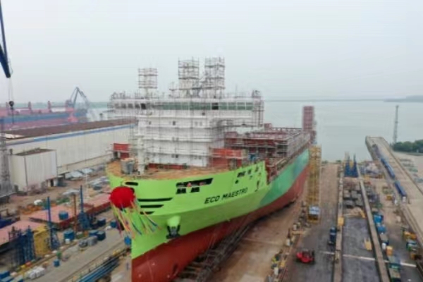 苏美达船舶公司建造全国首艘支线甲醇双燃料集装箱船顺利下水