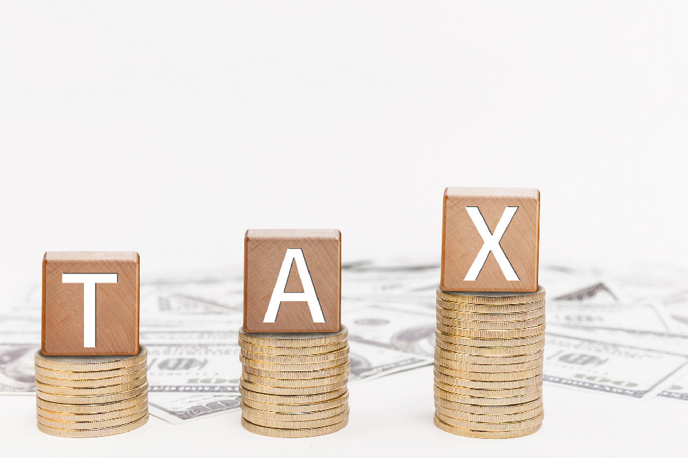 美国对中国加征关税引博弈，关税壁垒难破中美经贸共赢困局